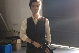 鹿晗拿枪的姿势真是酷，军人一般的身材图片
