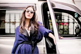 迪丽热巴一言不合就成老司机，戴墨镜表情高冷耍帅撩妹图片