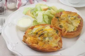 自制早餐美食：水果黑胡椒，火腿贝果比萨图片