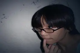 学姐告诉她半夜2点别去厕所，可她还是忍不住去了图片