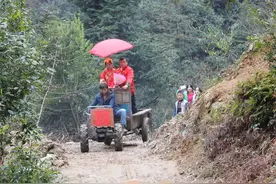 农村拖拉机迎亲，如果是你，你会嫁过去吗？图片