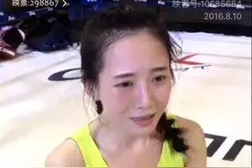 铁拳美少女拳台上失控落泪，宝宝们不离不弃图片