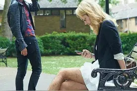 开心一笑：妹子你确定你真的是妹子?你这腿毛！图片