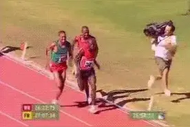 日本网民：看这名摄影师比田径选手跑得还快图片