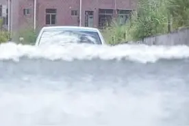 电动和燃油汽车谁涉水强？结果你想不到图片