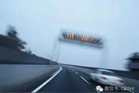 驾车时速达到160迈，管你是什么车，生还比例都是“0”图片