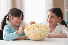 给宝宝吃爆米花，后果让人吃惊。图片