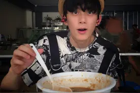 吴磊喝疙瘩汤草帽抢镜 小鲜肉接地气一脸满足图片