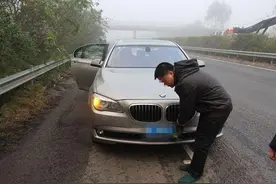 开车时，仪表盘上出现咖啡杯，维修师傅一听就笑了！图片
