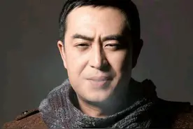 有一种走路姿势叫“嘉译晃”，彰显霸气男人味，知道真相会心疼图片