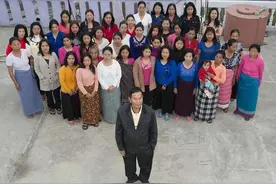 实拍：男子与他39个妻子的日常生活图片