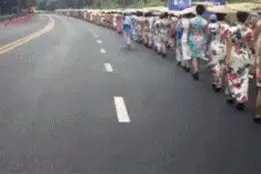 精选GIF图：这是发生了什么，这么多女人都去做什么图片