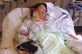 妈妈难产孩子夭折，她给孩子洗澡换尿布读故事，相处15天才下葬图片