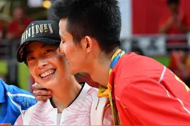 深夜虐狗啊！谌龙夺金后当众亲吻女友王适娴 李永波都乐开花了图片