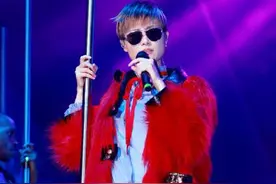 来看看被粉丝们吹上天的昨晚李宇春演唱会造型都是啥样图片