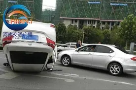 郑州南三环高架两车碰撞，四脚朝天，这速度该有多快？图片