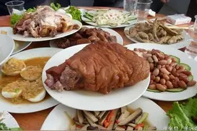 北方农村喜宴，大口吃肉，就是这么实在图片