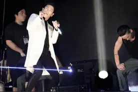BIGBANG十周年演唱会，崔胜贤帅气扭动但感觉画风有点怪图片