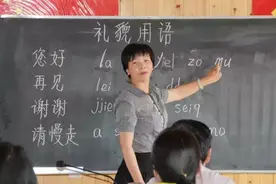 古城经营户学说纳西话，会学成啥样？图片
