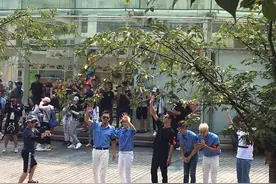 众男神齐聚成都 特别是雨神来蓉图片