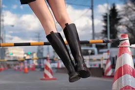 日本神奇的悬空少女，一个人的寂寞两个人的错图片