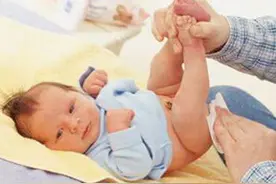 为孩子换尿布图片