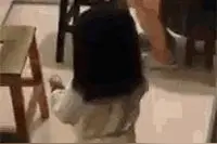 爸爸想也没想就喝了女儿递来的水杯(图)图片