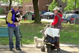 国外恶搞：两个大男人见面就撞胸，有考虑过宝宝的感受么？