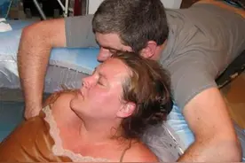 镜头下：孕妇家中生产全过程，老公一直在旁守护图片