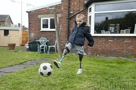 8岁男孩双腿截肢后，踢足球水下游泳让人竖起大拇指图片