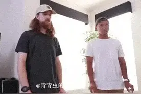 搞笑GIF动图：据说现在有个什么“扔水瓶挑战”？图片