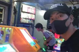 暖男天天和爸爸张亮街边打弹珠，网友：店老板傻吗？图片
