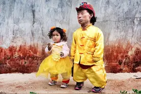 实拍小人国的真实生活，身高不到1米3，但是每天的生活很精彩图片