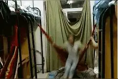 你们在女寝室这么玩不怕挨批吗图片