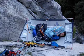 风靡国外的新玩法：悬崖高空露营每晚7000元图片