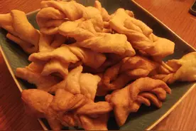 甜甜嘴，怀个旧：在家做童年零食炸套环，超好做，零失败图片