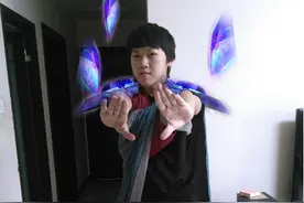 全民COS：LoL玩家用简易道具自制瓦罗兰之盾CosPlay图片