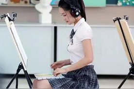 重返17岁的李沁，一个笑起来如此青春美丽动人的女孩图片