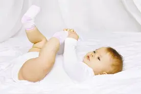 妈妈脱发害宝宝差点失去脚趾头，给孩子穿袜子慎防这个东西！图片