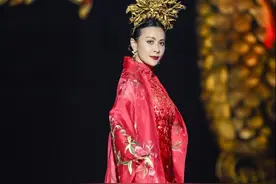 刘嘉玲晒走秀照片一袭红霸气十足，而她的服装出自中国高定第一人图片