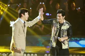 万年陶醉表情费玉清与周董合唱《千里之外》，同时演绎《青花瓷》图片