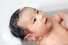宝宝洗头不听话怎么办?从业10年保姆倾囊传授洗头经验图片