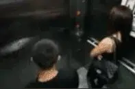 少年电梯按亮所有按钮玩套路，奈何被女汉子制服图片