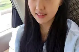女神也会抠脚丫......你信吗？图片