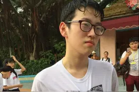 EDG 广州游玩图集，Deft、Scout上演湿身诱惑图片