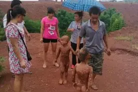 孩子玩泥巴把自己藏了起来，爷爷找不到孩子急哭了图片