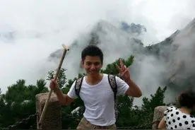 当年《功夫》里的两个小孩近照，如今男孩长残女孩变美图片