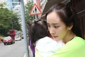 终于拍到杨幂带女儿上学的照片了！图片