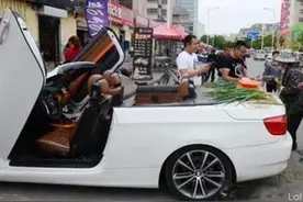 趣图：都开宝马了还卖大葱，真是不懂土豪的世界啊图片