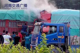 郑州四港联动大道2货车猛烈撞击，车头冒烟变形，一死一伤！图片